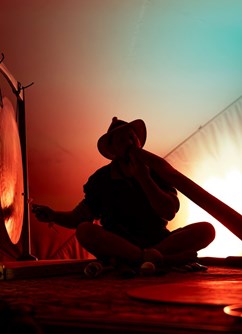 ONDŘEJ SMEYKAL | didgeridoo & gong ONDŘEJ SMEYKAL | didgeridoo & gong