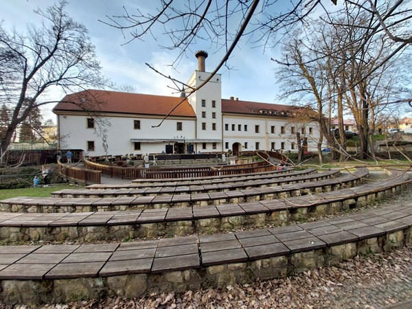 AMFITEÁTR, zámecký park Dolní Počernice