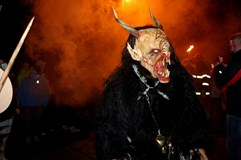 NOVOROČNÍ PRŮVOD 25 KRAMPUS ČERTŮ & PEKELNĚ OHNIVÝ FOOD DEN