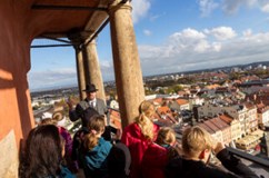 Pohled na HRADEC KRÁLOVÉ z Bílé věže s architektem Gočárem