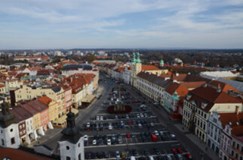 Pohled na HRADEC KRÁLOVÉ z Bílé věže s architektem Gočárem